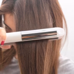 Mencatok Rambut Setiap Hari, Apakah Dampaknya Berbahaya?