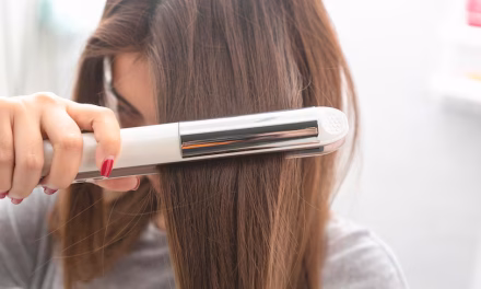 Mencatok Rambut Setiap Hari, Apakah Dampaknya Berbahaya?