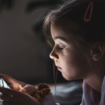 Risiko Mata Juling Pada Anak Yang Kecanduan Layar Hanphone!