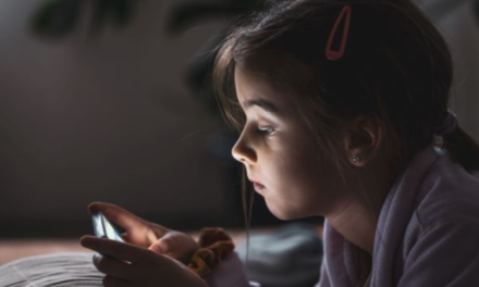 Risiko Mata Juling Pada Anak Yang Kecanduan Layar Hanphone!