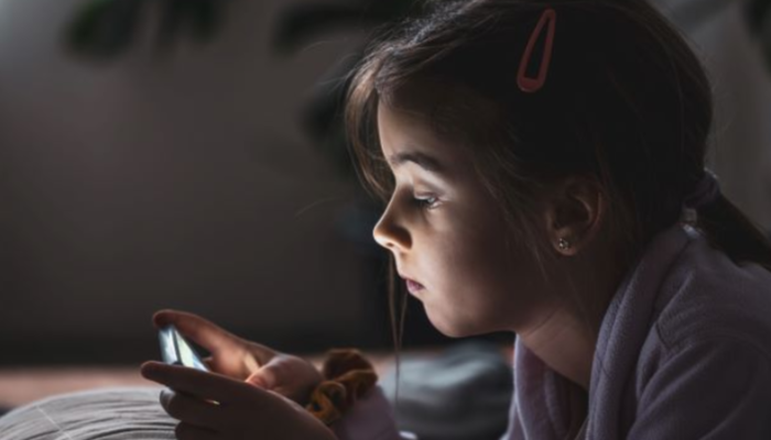 Risiko Mata Juling Pada Anak Yang Kecanduan Layar Hanphone!